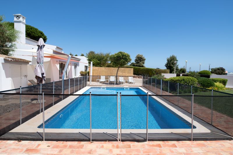 Mesh Pool Fence Construction